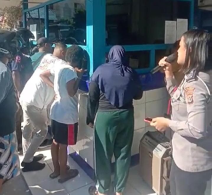 Anggota Satlantas Polres Jayapura saat memberikan sosialisasi