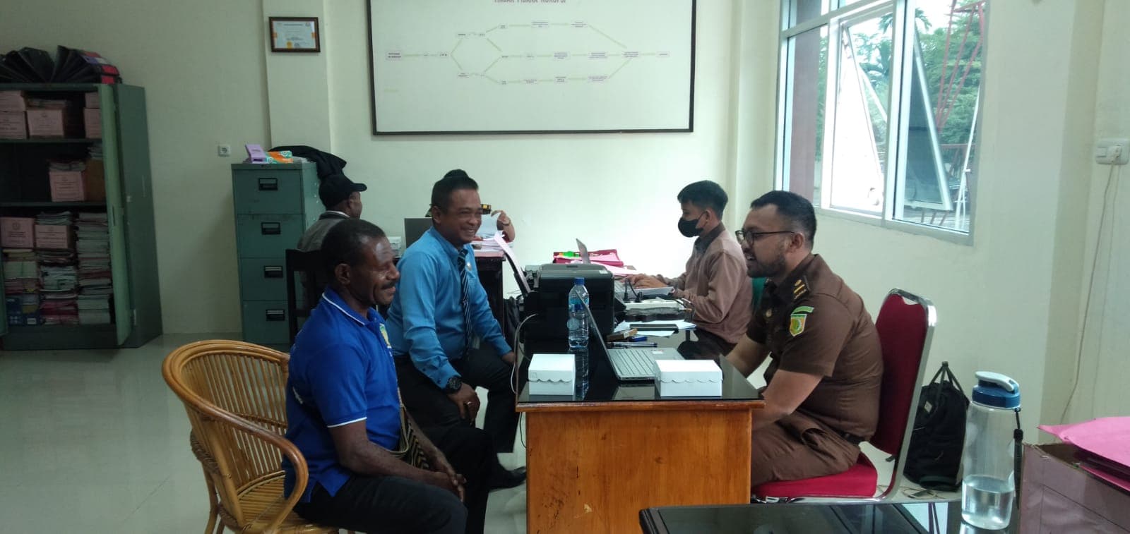 Foto:Istimewa Tersangka dugaan korupsi dana desa TY dan YT didampingi Teguh Sukma SH saat menjalani pemeriksaan.