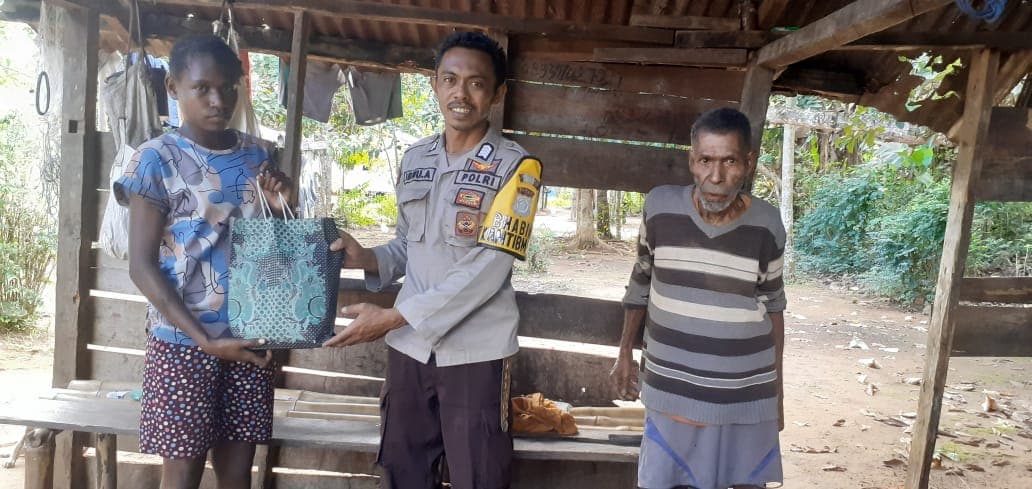 Ilustrasi berita PAPUA: Bhabinkamtibmas Sota Merauke Laksanakan Door To Door System (DDS) dan Bagikan Bansos