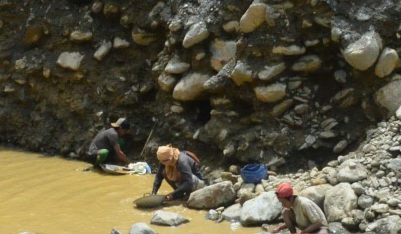 Aktivitas penambangan emas ilegal di Kampung Wasirawi, Distrik Masni, Kabupaten Manokwari, Papua Barat.