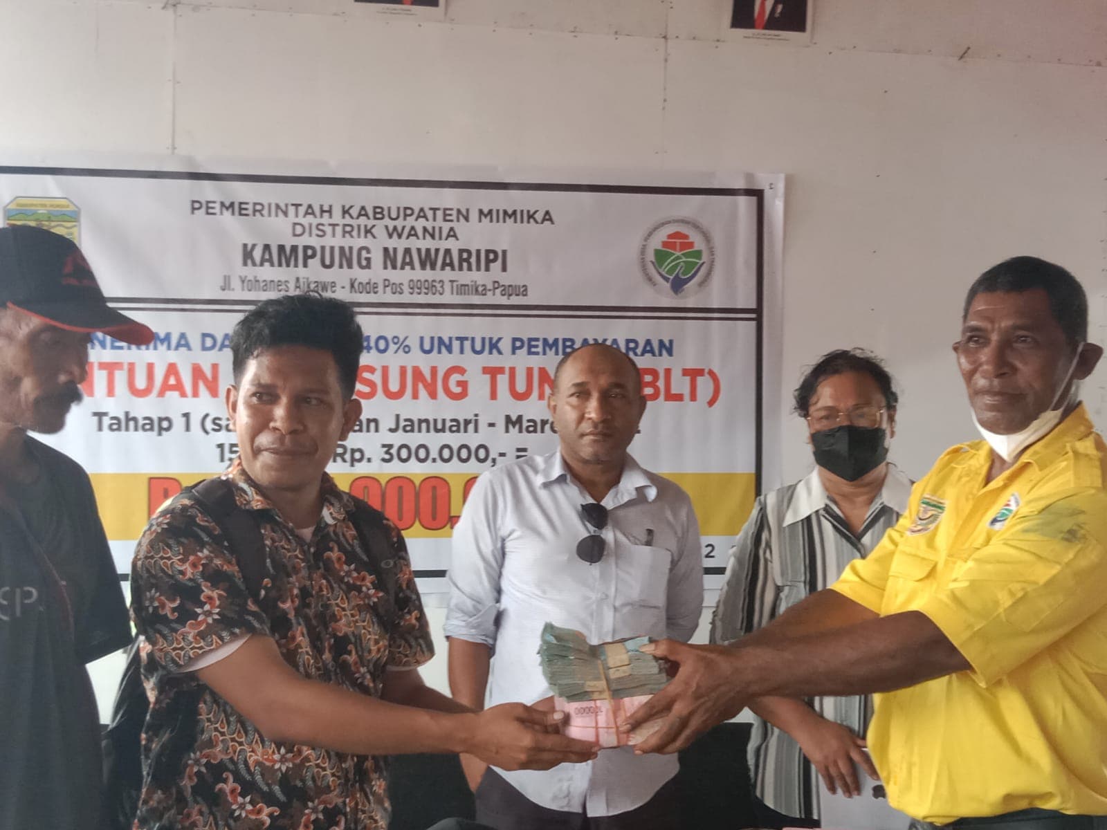 Pembagian BLT kampung Nawaripi.