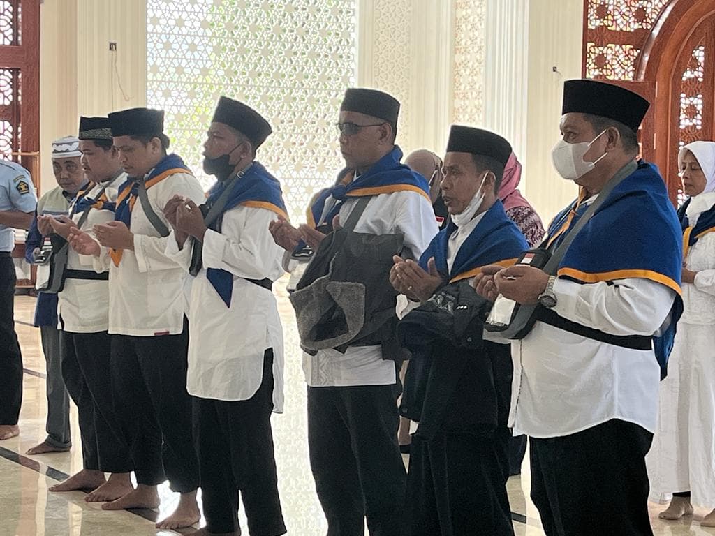 Jamaah calon haji saat menggelar doa bersama di Masjid Alqsha Sentani