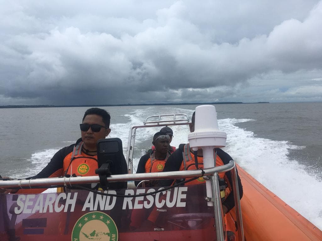 Tim SAR kembali dari tempat pencarian.