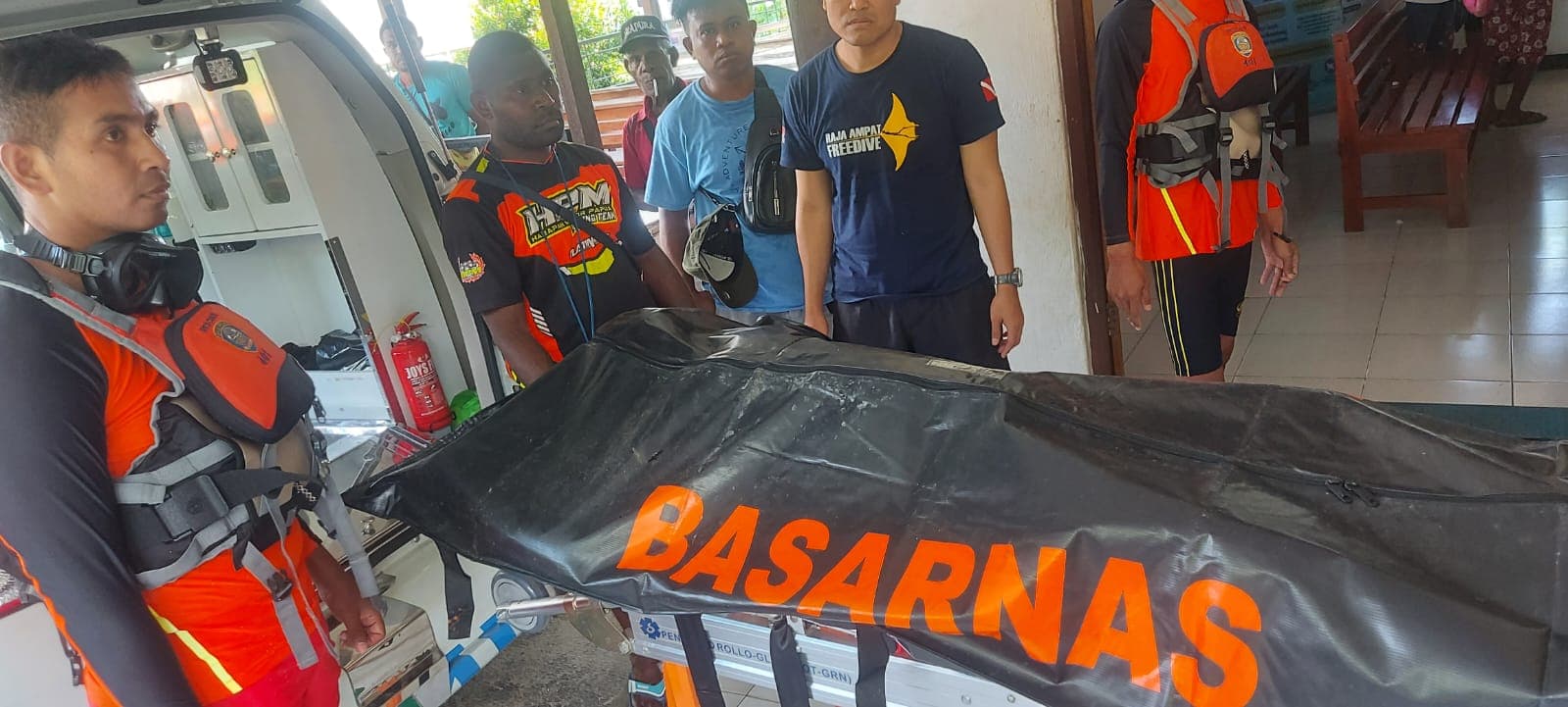 Foto: Istimewa Tim SAR Gabungan saat mengevakuasi jenazah Dicky Armof.