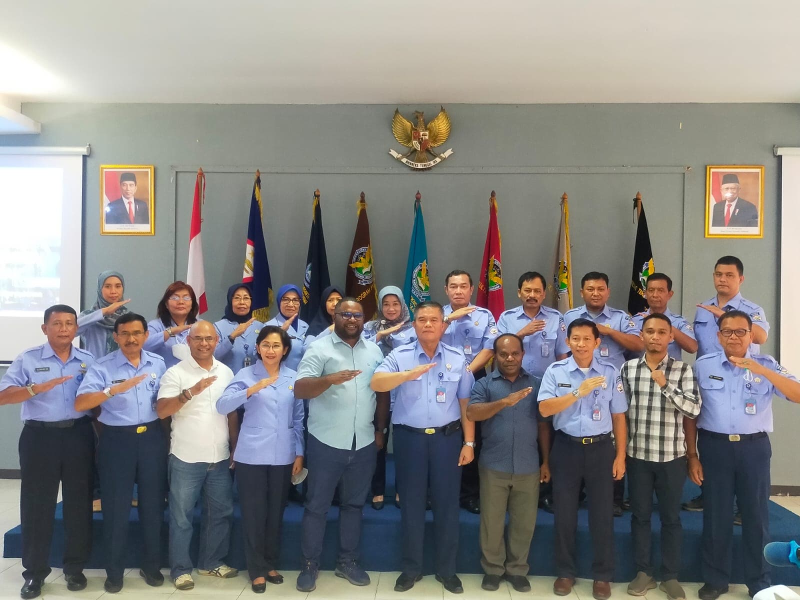 Foto: Mustofa Rektor Unsurya Jakarta, DR. Portler Gultom SH, MH dan Deputi Monev LPMAK, Kristianus Ukago berpose bersama Tim Monev LPMAK serta Civitas Akademik Unsurya Jakarta usai pertemuan