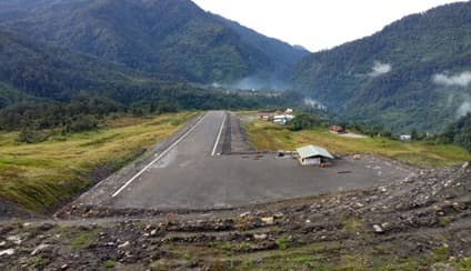 Lapangan Terbang Perintis Aroanop dibangun oleh Freeport Indonesia dengan panjang landasan 461 meter dan lebar 18 meter serta berada di ketinggian 2.200 mdpl.