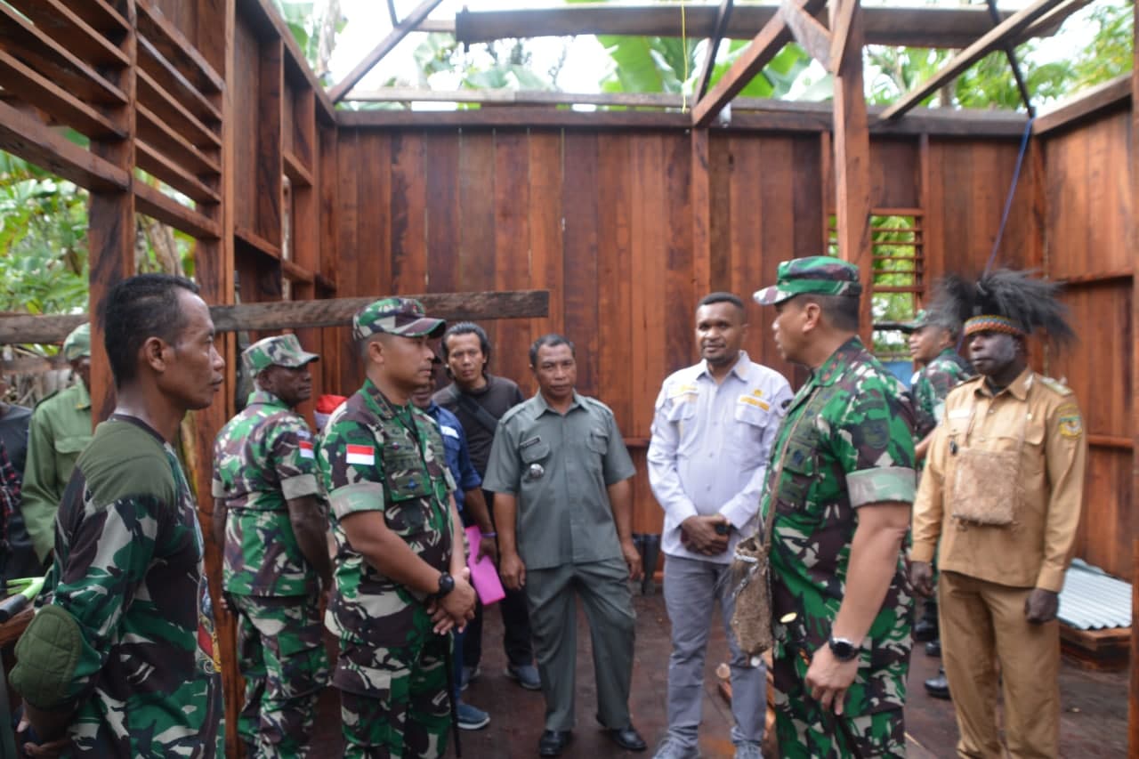 Foto: Istimewa Pangdam XVII Cenderawasih Mayjen Teguh Muji Angkasa saat meninjau pembangunan rumah masyarakat di lokasi TMMD di Kampung Atapo, Kokonao, Distrik Mimika Barat.