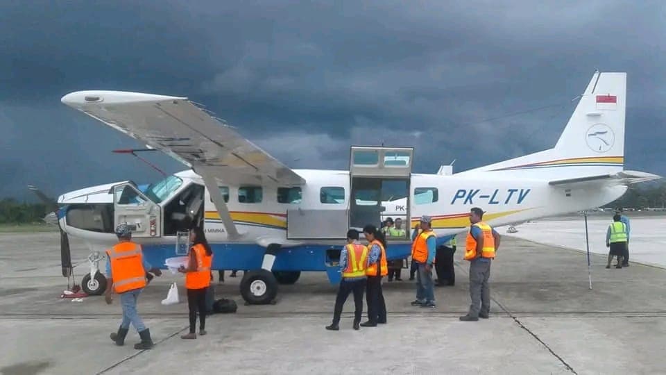 Pesawat milik Pemda Mimika yang dioperasikan Asian One Air yang akhirnya dikembalikan dan kini dipenuhi kotoran burung di Bandara Mozes Kilangin.