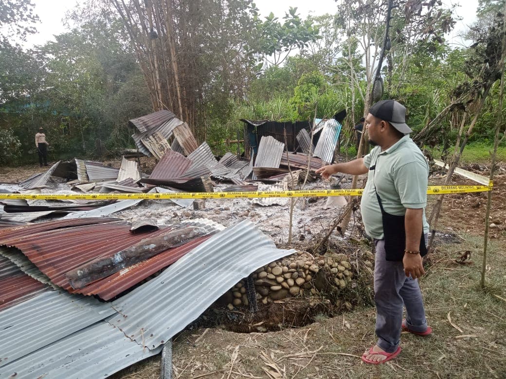 Ilustrasi berita PAPUA: Disiram Bensin, 6 Pelaku Bakar Rumah Warga di Yahukimo, Ketakutan Lari ke Hutan