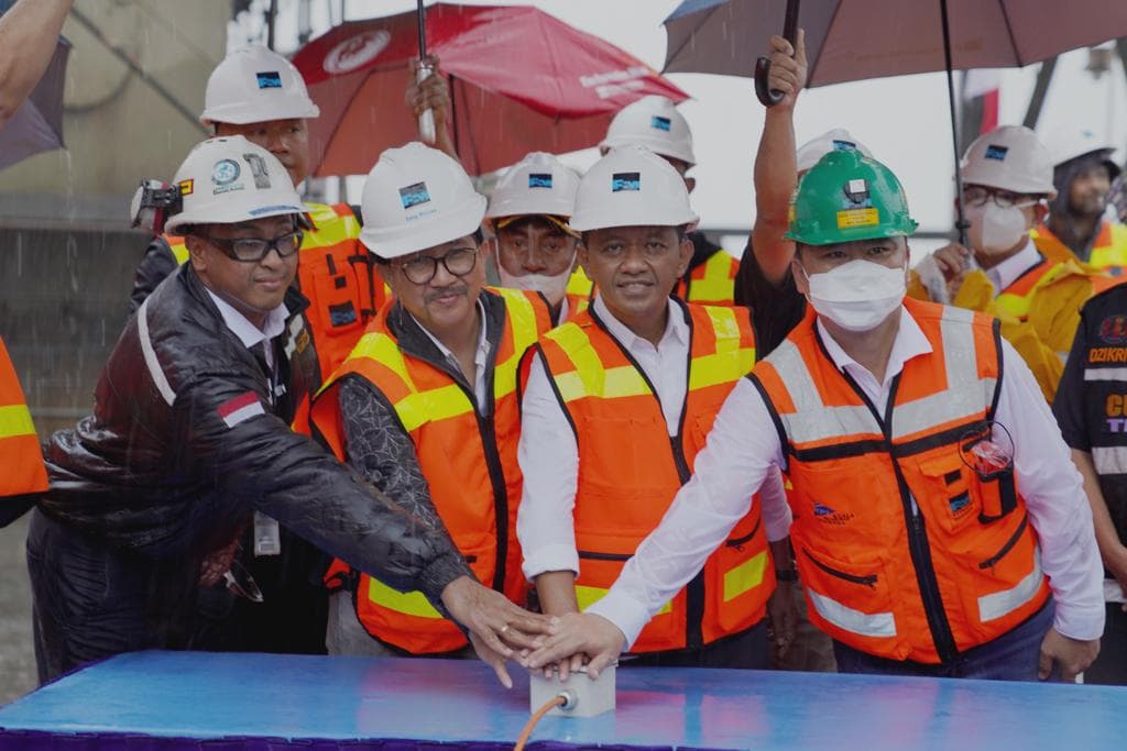 Menteri Investasi Bahlil Lahadia didampingi Presdir PTFI Tony Wenas saat menekan tombol pelepasan kapal Ajikwa pengangkut konsentrat.