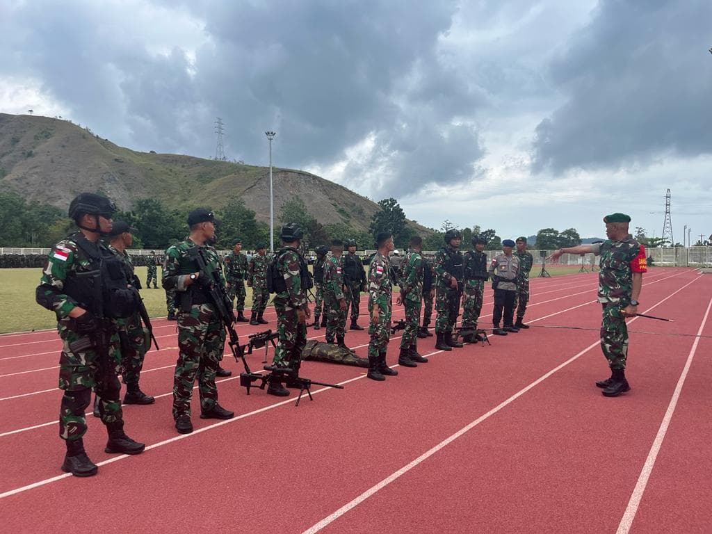 Foto: HSB Danrem 172/PWY Brigjen TNI JO Sembiring saat memimpin apel pasukan.
