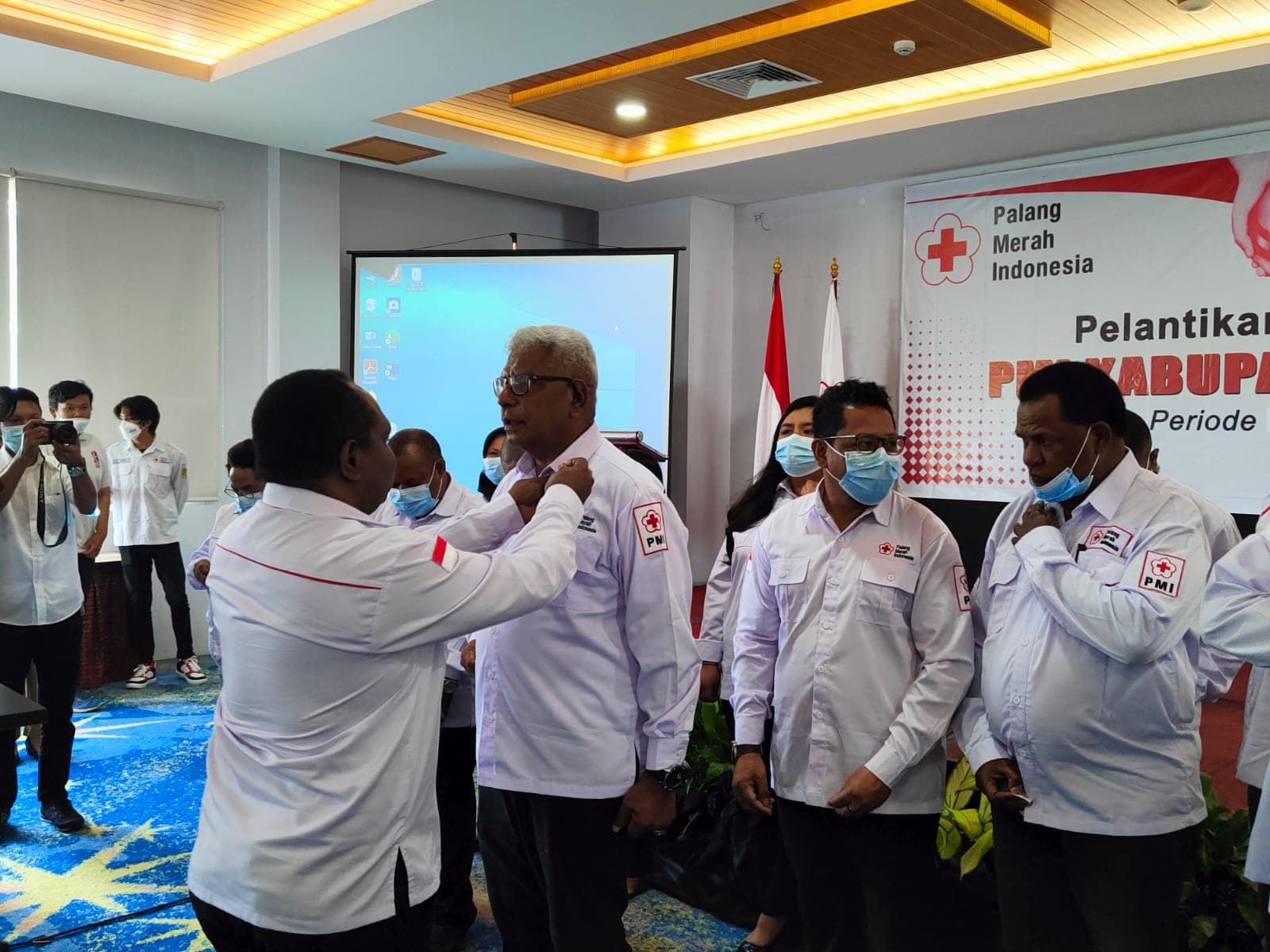 Foto: Mas Ketua PMI Papua, Zakius Degei saat melantik Johannes Rettob dan pengurus PMI Kabupaten Mimika di Ultima Horison Hotel Timika.