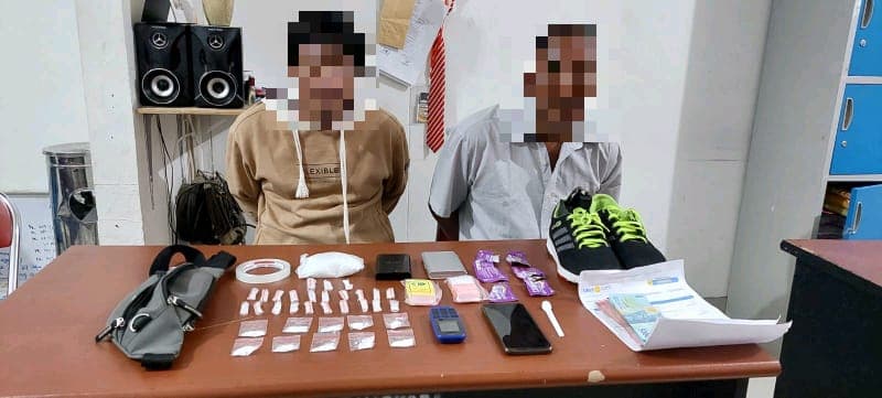 Foto: Dok. Munandi (kiri) saat diamankan polisi pada Juni 2022 lalu, pria ini melibatkan istri sirinya dalam transaksi Narkoba jenis sabu.