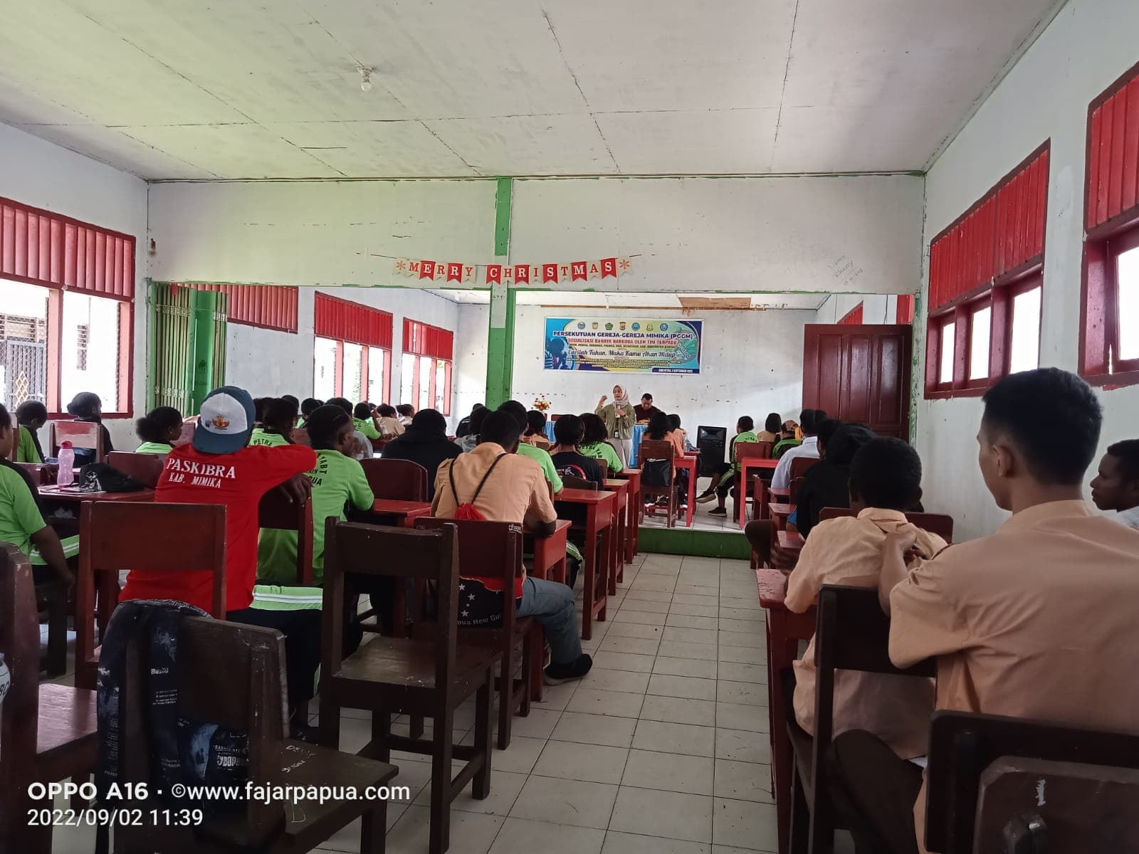 Foto: Edy Para pelajar saat mengikuti sosialiasi bahaya Narkoba di SMK Petra- YABT yang dilaksanakan oleh PGGM dan tim terpadu.