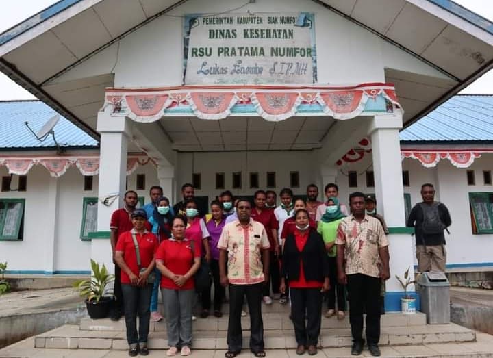 Foto: Istimewa Bupati Biak Numfor, Herry Ario Naap berpose bersama Direktur dan Pegawai RSU Pratama Numfor.