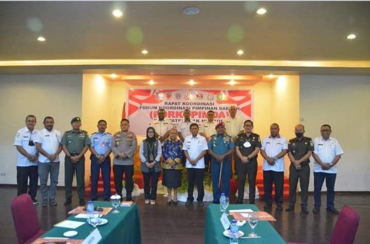 Foto: Istimewa Wakil Bupati Biak Numfor, Calvin Masnembra berpose bersama jajaran Forpimda usai Rakor kenaikan harga BBM.