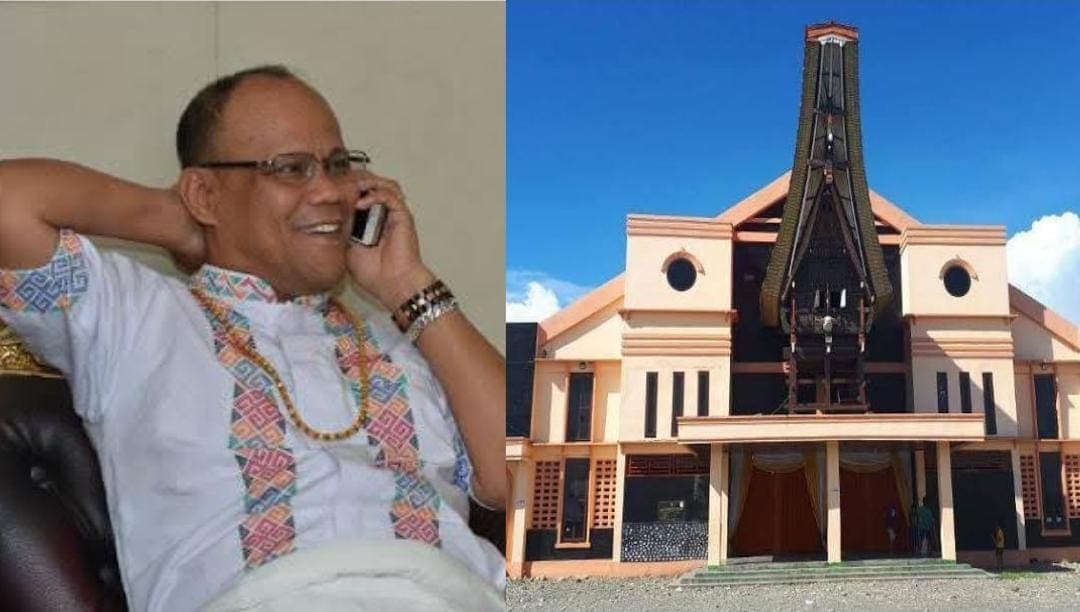 Ketua IKT Mimika Yusuf Rombe (kiri) gedung Tongkonan (kanan).