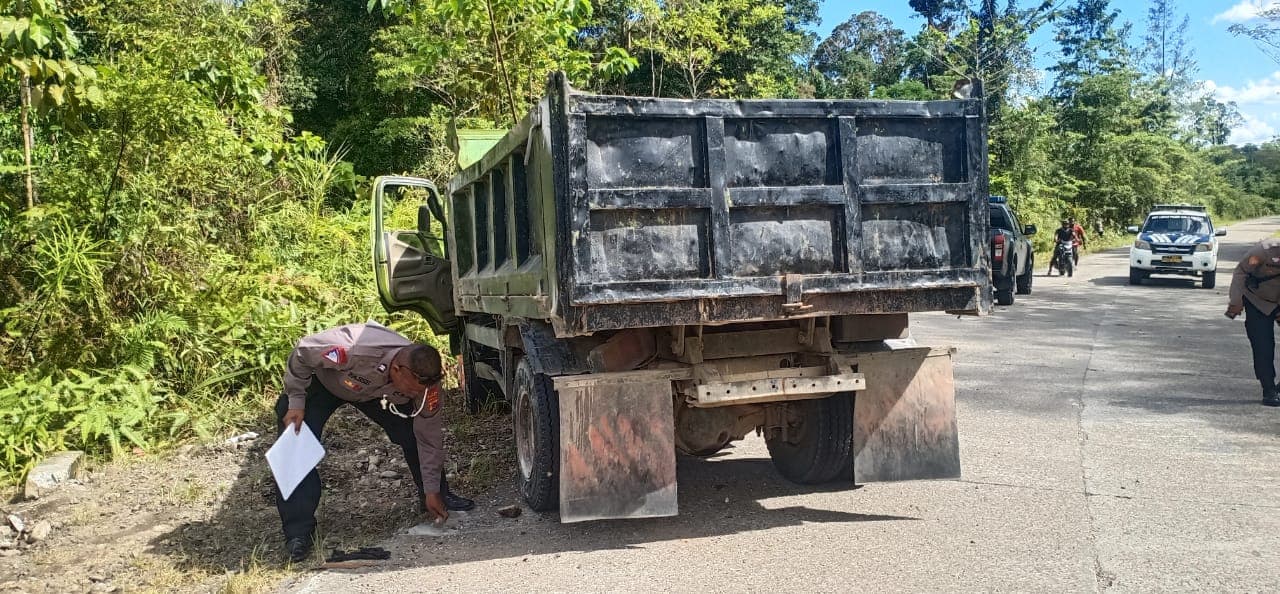 Ilustrasi berita MIMIKA: Laka yang Tewaskan 5 Orang di Jalan Trans Nabire Akibat Ban Depan Truk Meletus, Polda Minta Warga Tidak Terprovokasi