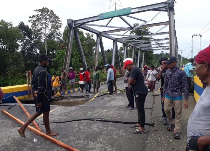 Ilustrasi berita PAPUA: Banjir Rendam Pemukiman Warga di Nabire, Jembatan Nyaris Roboh