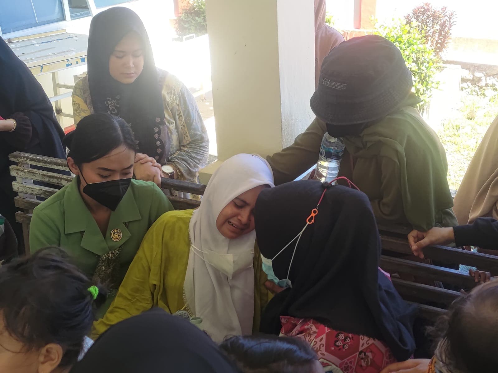 Ilustrasi berita PAPUA: Tangis Istri Pecah di RSUD Mimika di Depan Jenazah Serka Jeky, Tinggalkan Anak yang Masih Berusia 5 Tahun