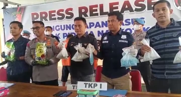 Ilustrasi berita NASIONAL: Menyamar Jadi Pembeli, Polisi Tangkap Pengedar 2 Kilogram Sabu-sabu dan 4.500 Butir Pil Ekstasi di Bone