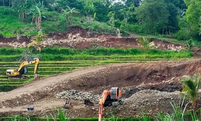 Ilustrasi berita NASIONAL: Gara-gara Proyek Nasional Hadir, Sejumlah Wilayah di Salomekko Rusak Parah, Kontraktor Pasok Material dari Tambang Ilegal