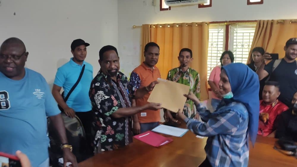 Ilustrasi berita MIMIKA: Serahkan SK, Willem Naa Pastikan Hak Guru P3K akan Dibayarkan Minggu Depan