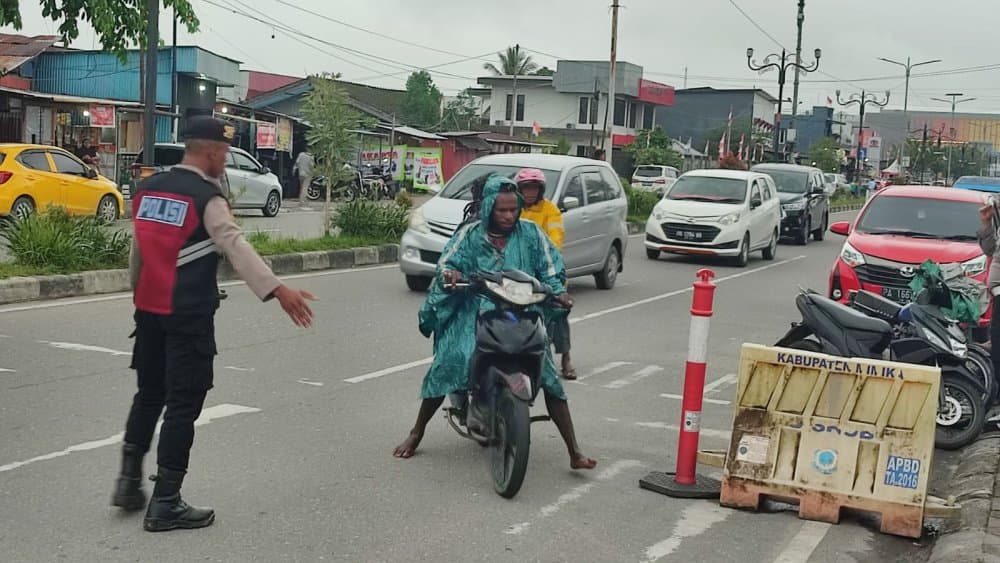 Ilustrasi berita MIMIKA: Abaikan Keselamatan Berkendara, Banyak Pengendara Sepeda Motor Tidak Gunakan Helm