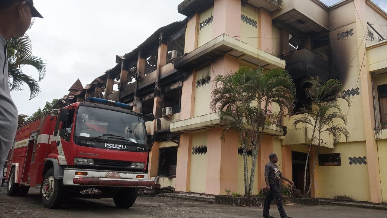 Ilustrasi berita Jayapura: Enam Kantor Dinas Pemkab Jayapura Diduga Sengaja Dibakar, Sekda Hana Ungkap Petunjuk Sebelum Kejadian