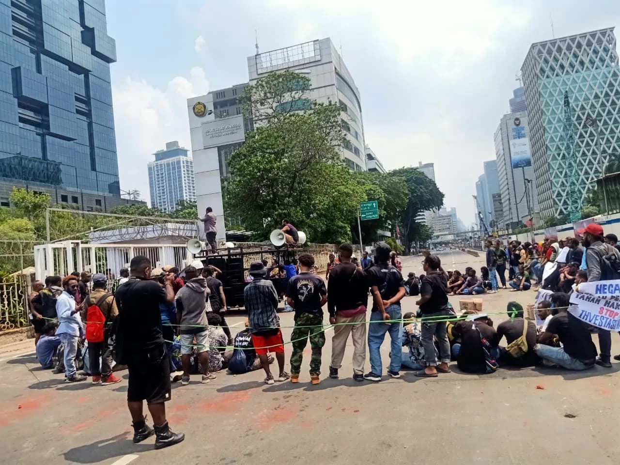 Ilustrasi berita NASIONAL: Ngotot Tolak Tambang Migas di Agimuga, IPMAMI dan Solidaritas Mahasiswa Papua Lakukan Aksi di Kementerian ESDM