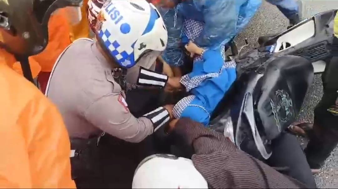 Tampak Anggota Satlantas Polres Mimika berhasil menyelamatkan korban