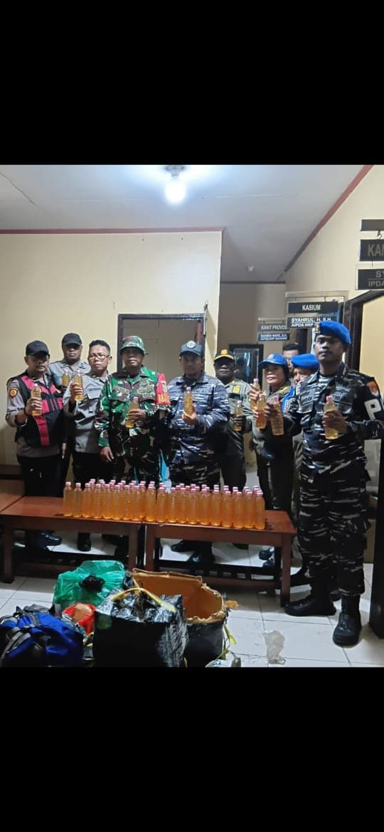 Ilustrasi berita MIMIKA: Polsek Pelabuhan Pomako dan Personil Gabungan Amankan Ratusan Liter Sopi dan Moke dari Penumpang KM Sirimau