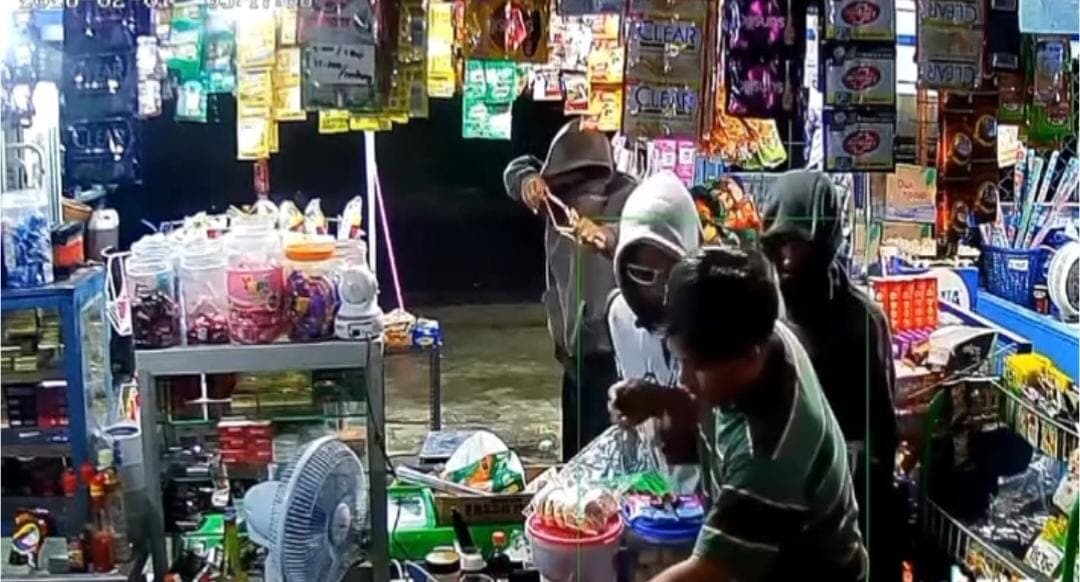 Ilustrasi berita MIMIKA: Tiga Pria Bersenjata Tajam Terekam Kamera CCTV Rampok Kios di Kawasan Nawaripi Timika