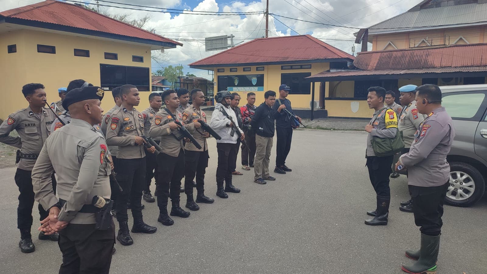 Ilustrasi berita MIMIKA: 30 Personil Polres Mimika dan Brimob Diberangkatkan ke Kapiraya