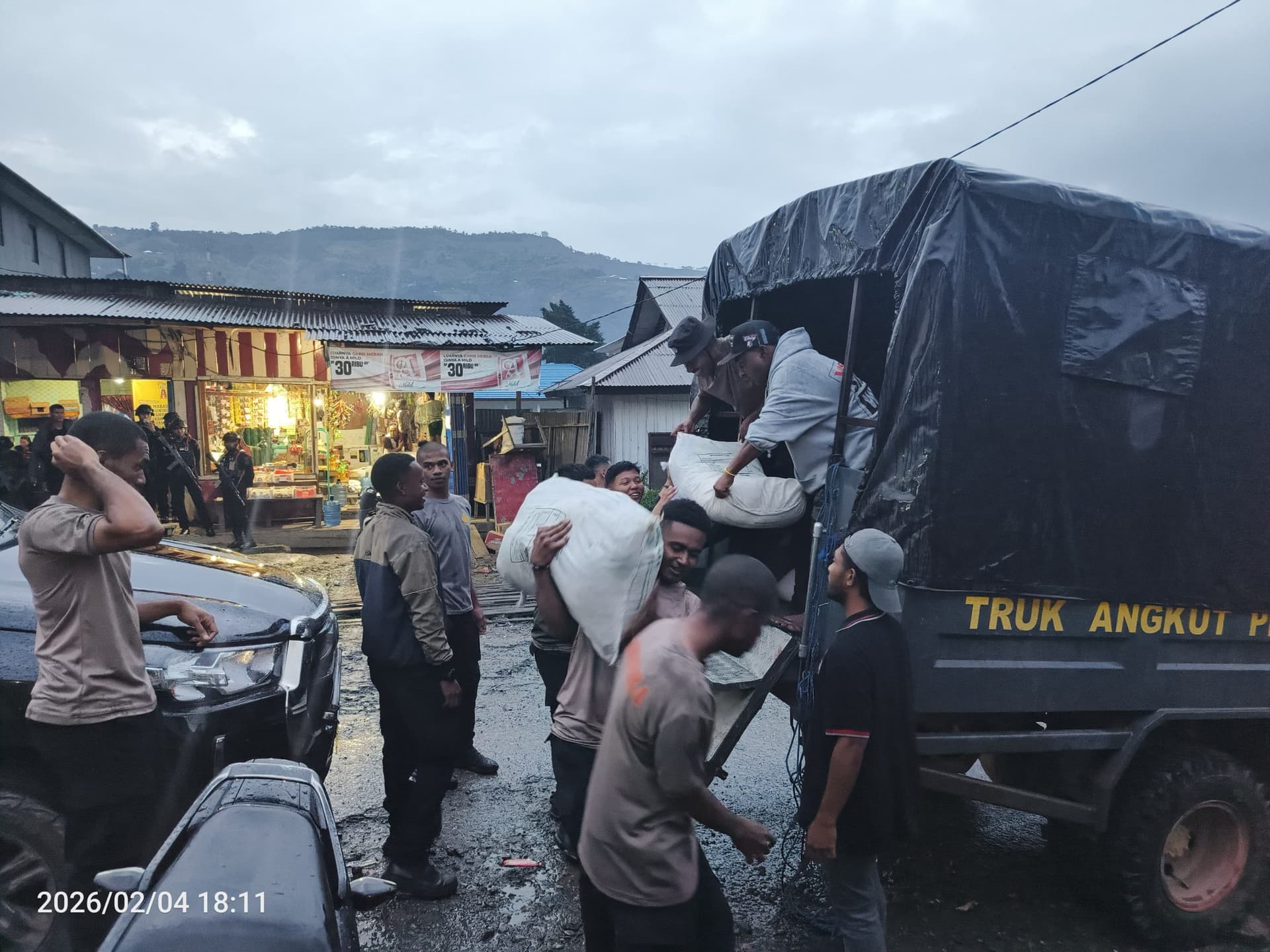Ilustrasi berita PAPUA: Ketua Umum Bhayangkari Salurkan Bantuan Sembako untuk Korban Kebakaran di Tolikara