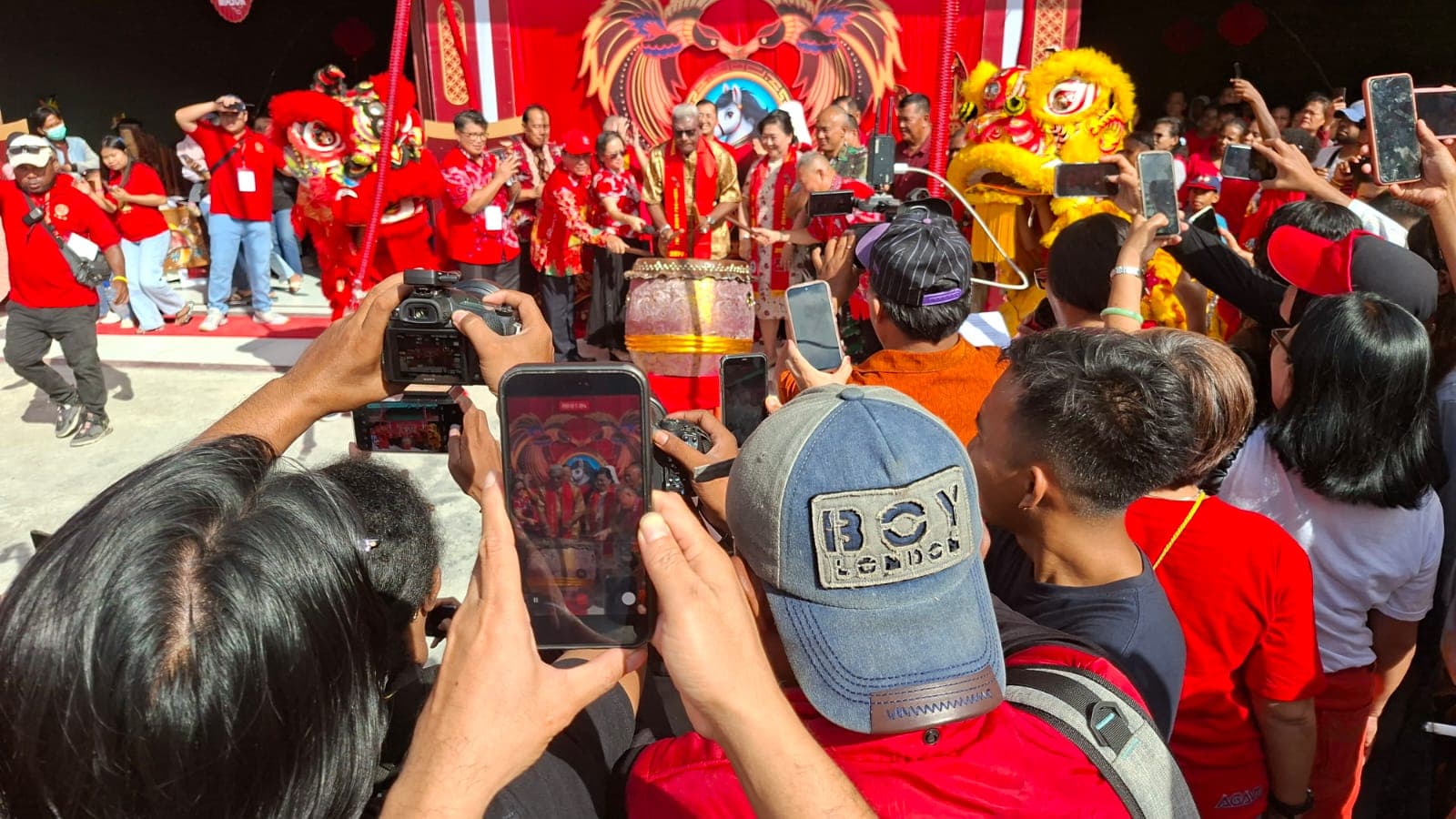 Ilustrasi berita MIMIKA: Digagas PSMTI Kabupaten Mimika, Bupati John Rettob Buka Festival Pasar Imlek 2577