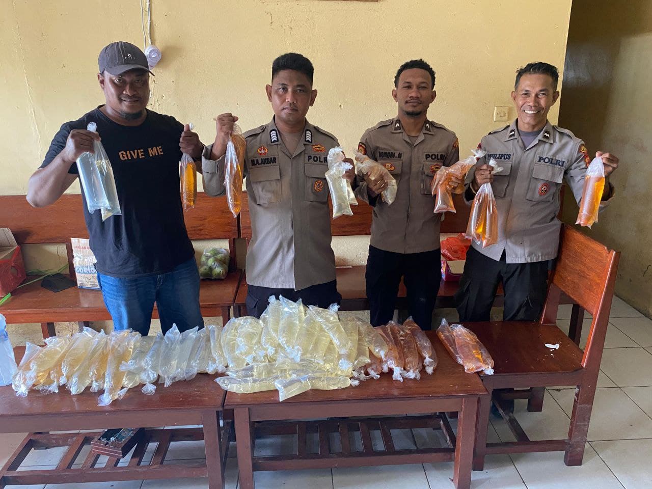 Ilustrasi berita MIMIKA: Sweeping Gabungan Amankan Puluhan Liter Miras di Atas KM Tatamailau di Pelabuhan Pomako