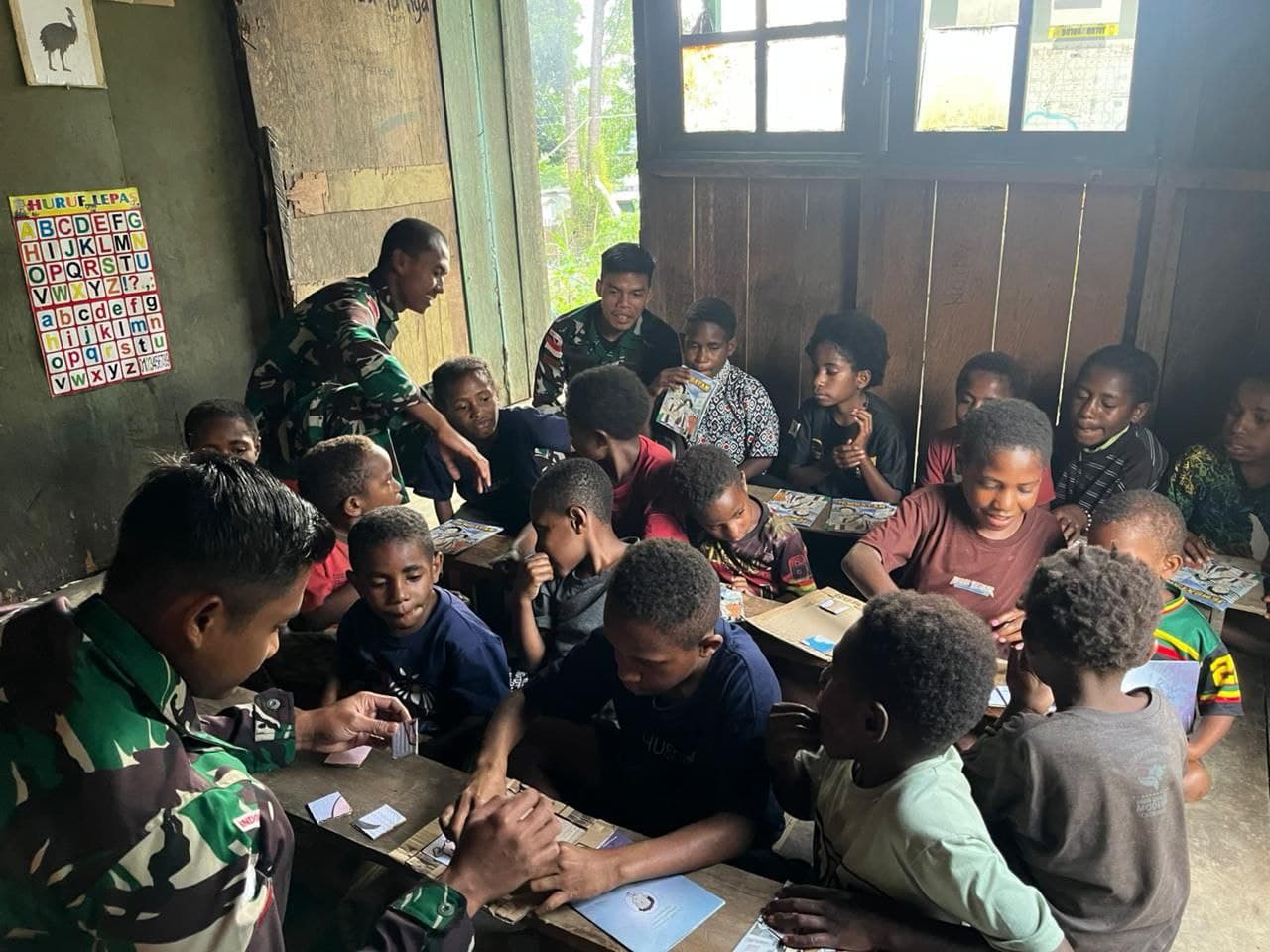 Ilustrasi berita PAPUA: Hadirkan Rumah Baca, TNI Dorong Anak-Anak Papua Gemar Membaca dan Menulis