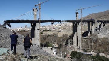 Amerika Serikat Serang Jembatan Tertinggi Iran, Menimbulkan Kerusakan Parah