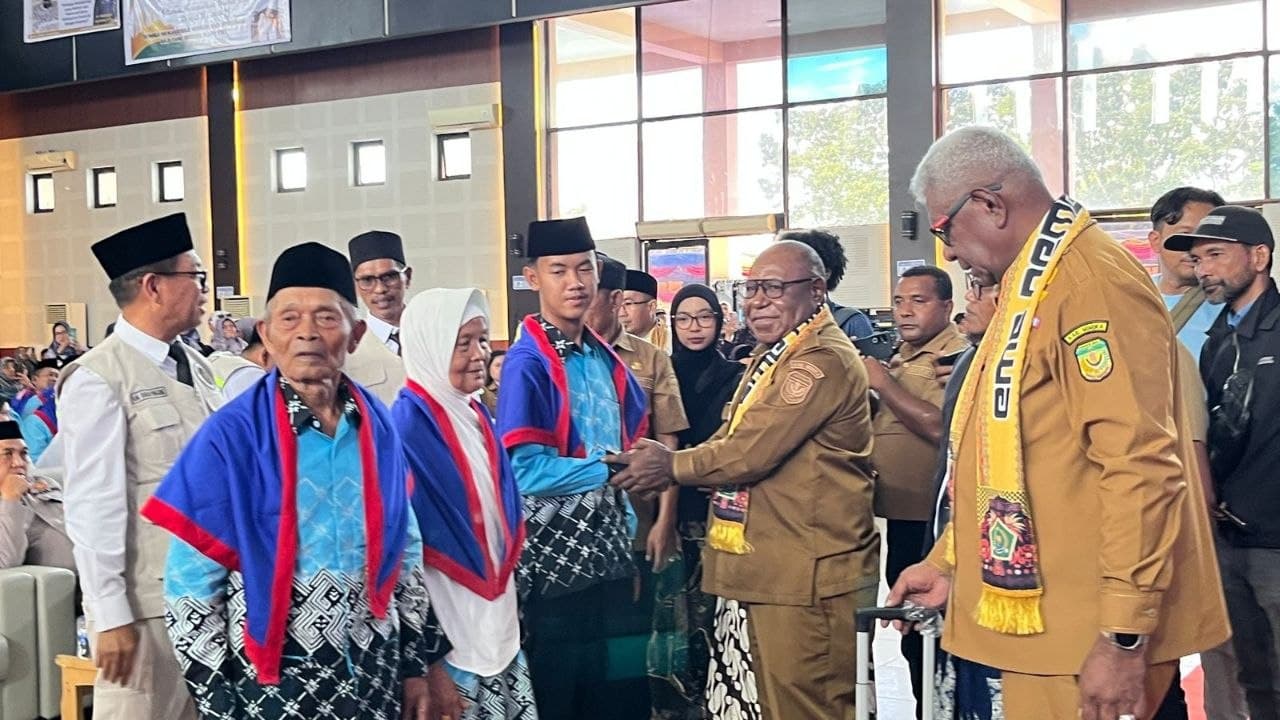 Ilustrasi berita MIMIKA: 120 Jemaah Haji Asal Mimika Resmi Dilepas Menuju Tanah Suci, Begini Pesan Bupati John Rettob