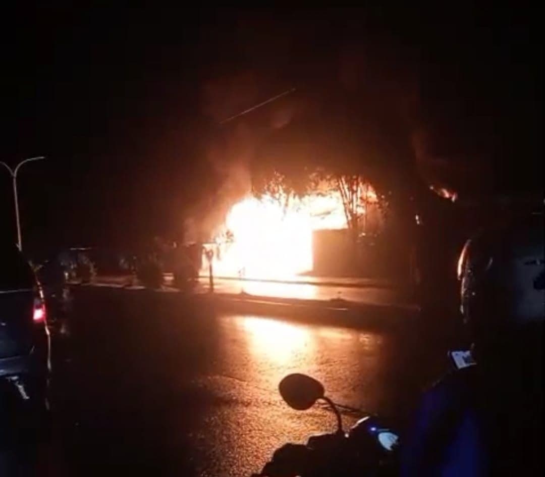 Ilustrasi berita MIMIKA: Breaking News : Satu Unit Bangunan di Jalan Cenderawasih Timika Hangus Terbakar
