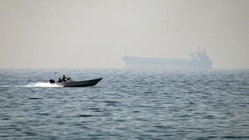 Ilustrasi berita INTERNASIONAL: Kapal Tanker Korsel Diserang Objek Tak Dikenal di Selat Hormuz