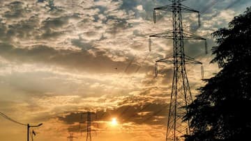Ilustrasi berita INTERNASIONAL: Iran Minta Warga Hemat Energi Akibat Blokade AS di Perairan
