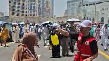 Cuaca Panas Ekstrem Rendam Jemaah Haji, Petugas Penyemprot Disiagakan