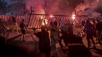 Ilustrasi berita INTERNASIONAL: Ratusan Ribu Demonstran Tuntut Pergantian Pemerintah Selama 18 Bulan