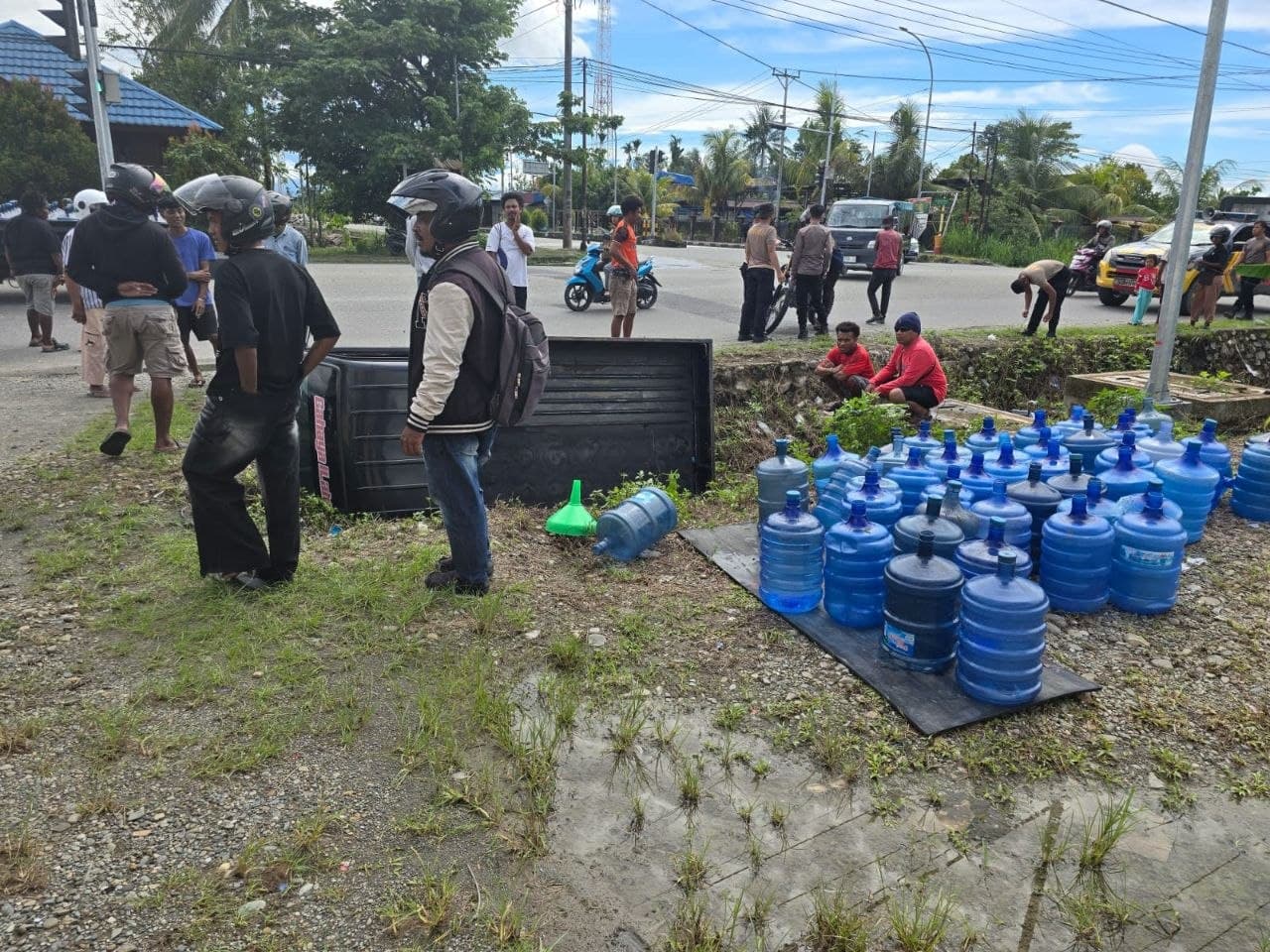 Ilustrasi berita MIMIKA: Supir Baru Belajar Nyetir, Pickup Pengangkut Air Galon Masuk Parit di Jalan WR Supratman Timika