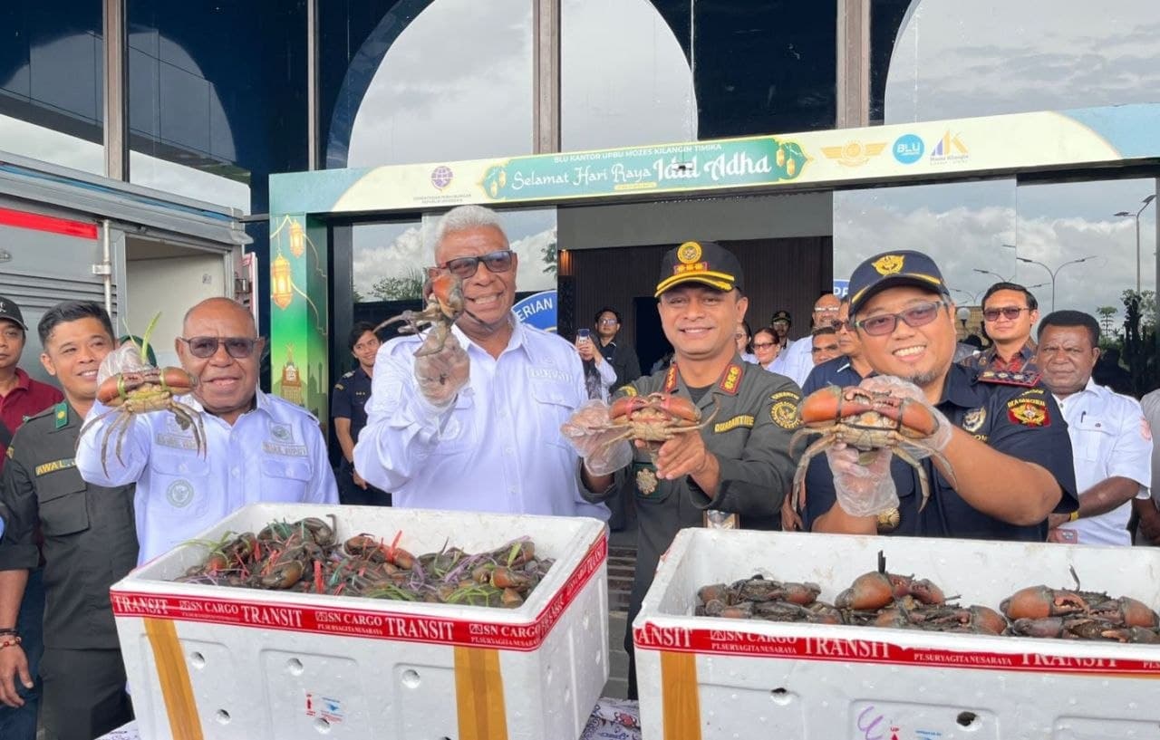 Ilustrasi berita MIMIKA: Bupati dan Wakil Bupati Mimika bersama Karantina Hewan dan Bea Cukai menunjukkan kepiting bakau yang akan diekspor.