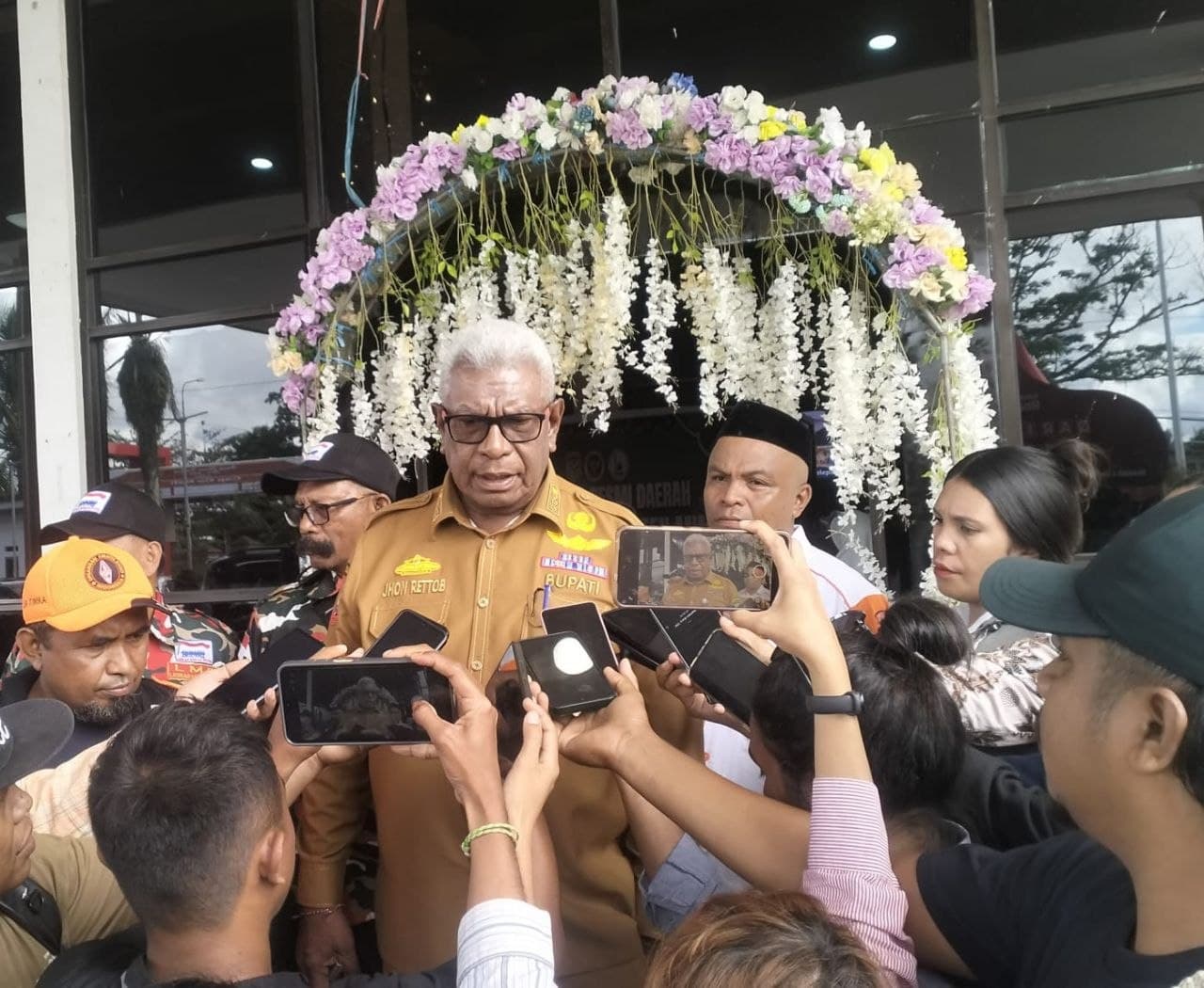 Ilustrasi berita MIMIKA: Minta ASN Fokus Bekerja dan Tak Terpengaruh Isu Rotasi, Bupati Mimika: Ditempatkan Dimana Saja Harus Siap