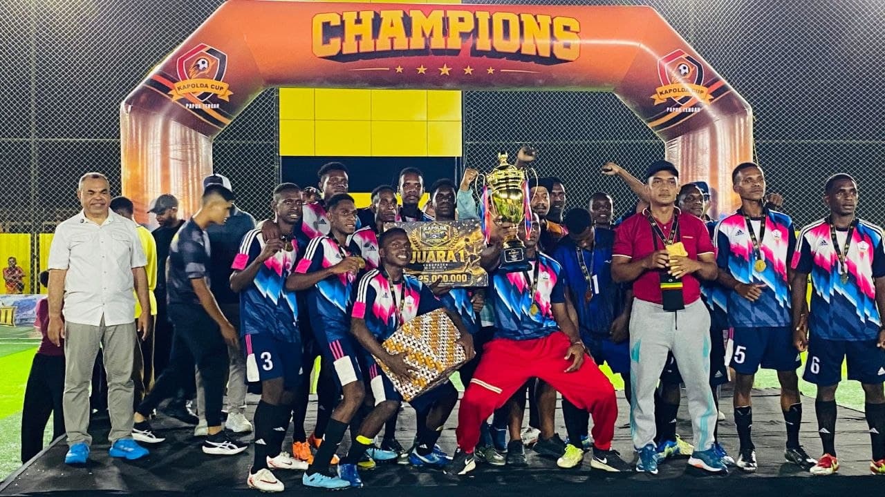 Ilustrasi berita MIMIKA: Disaksikan Kapolda dan Boaz Sollossa, Anak-anak Kamoro dari SMAN 3 Kokonao Juara Kapolda Cup II Mini Soccer 2026