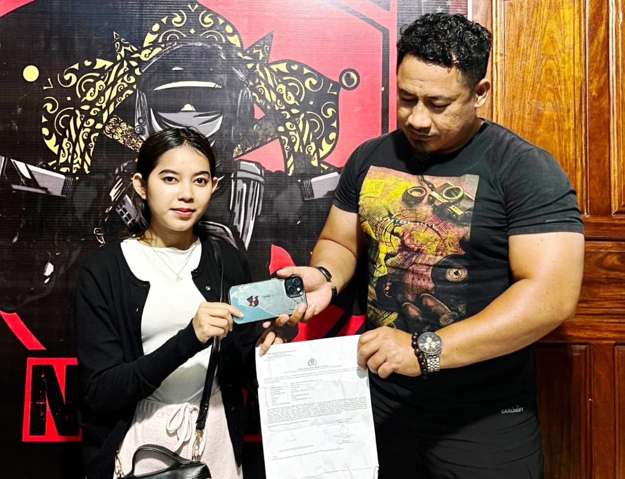 Ilustrasi berita EDITORIAL: Polisi Kembalikan iPhone 15 yang Dilaporkan Hilang kepada Pemilik